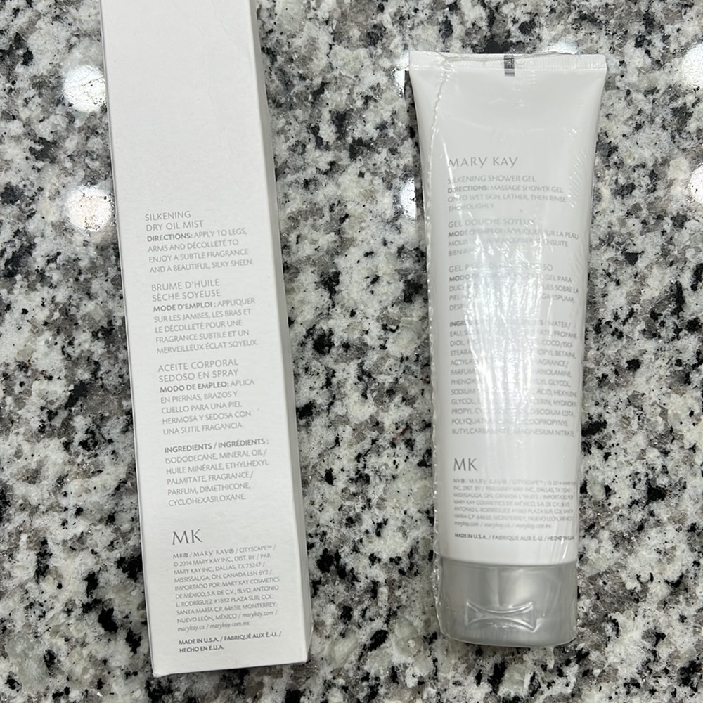 Mary Kay Cityscape Limited Edition Tote with Shower Gel and Dry Oil Mist - Picture 2 of 2